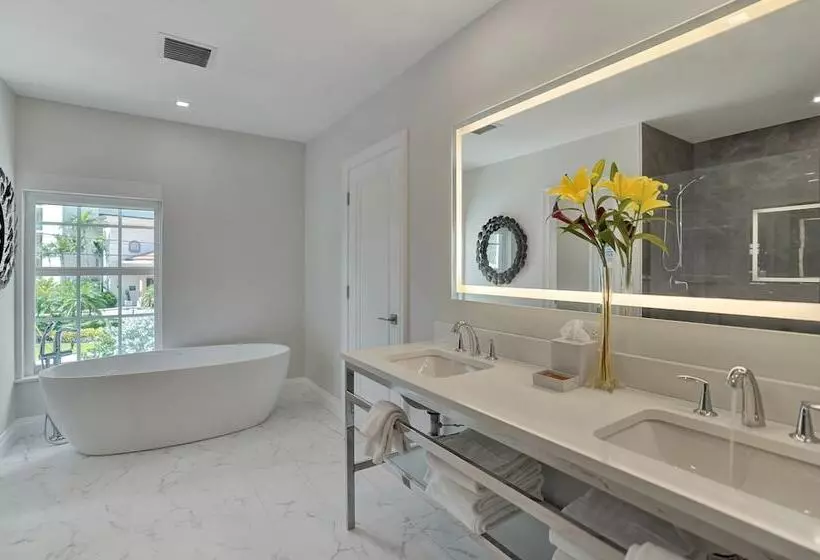 The Pillars Hotel & Club