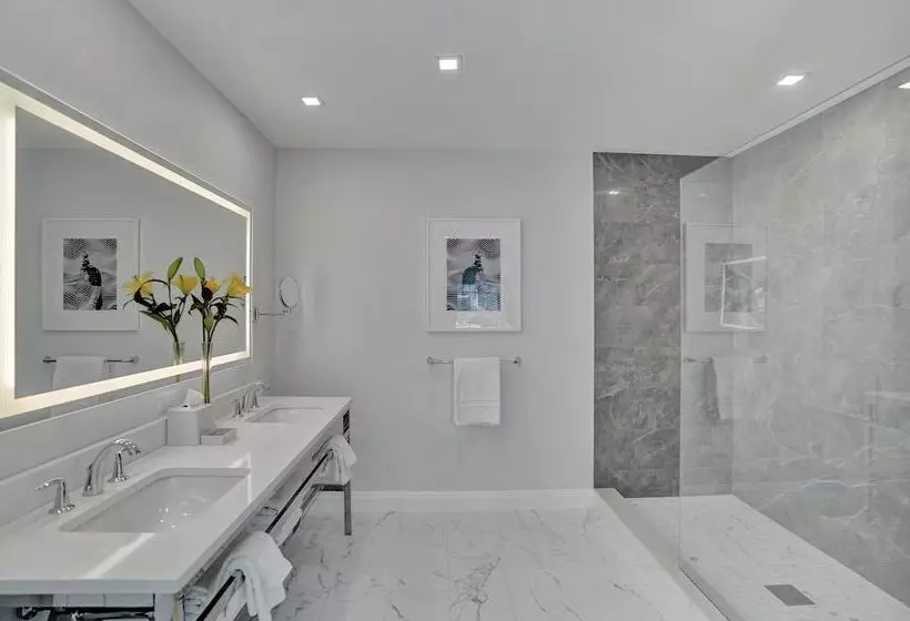 The Pillars Hotel & Club