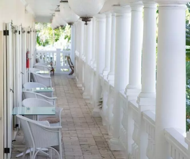 The Pillars Hotel & Club