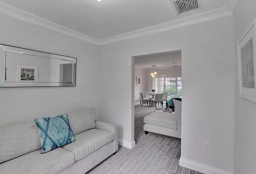 The Pillars Hotel & Club