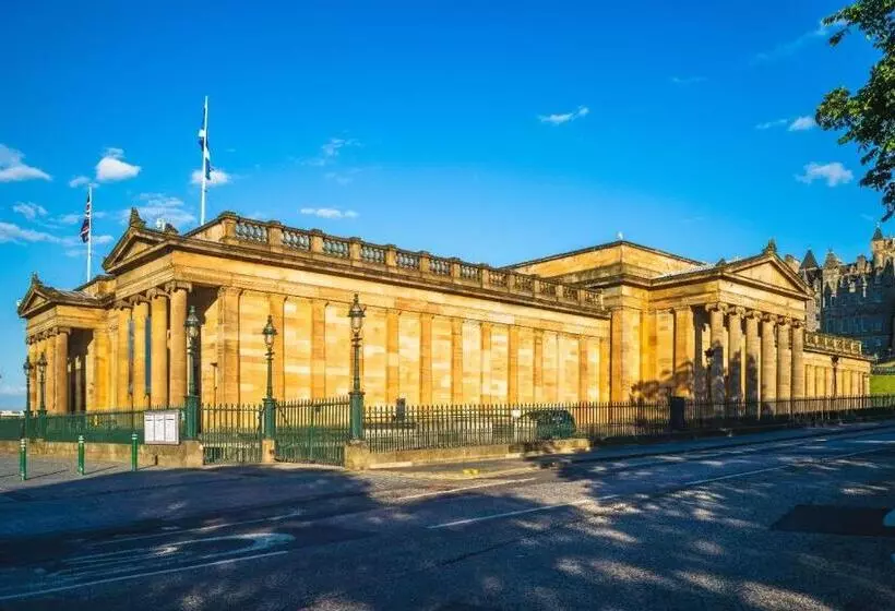 هتل Travelodge Edinburgh Central Queen Street