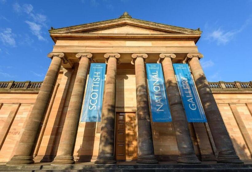 هتل Travelodge Edinburgh Central Queen Street