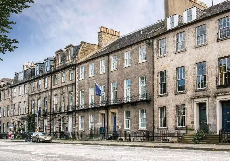 هتل Travelodge Edinburgh Central Queen Street