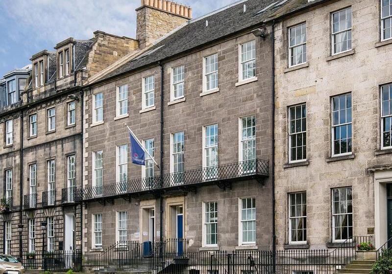 هتل Travelodge Edinburgh Central Queen Street