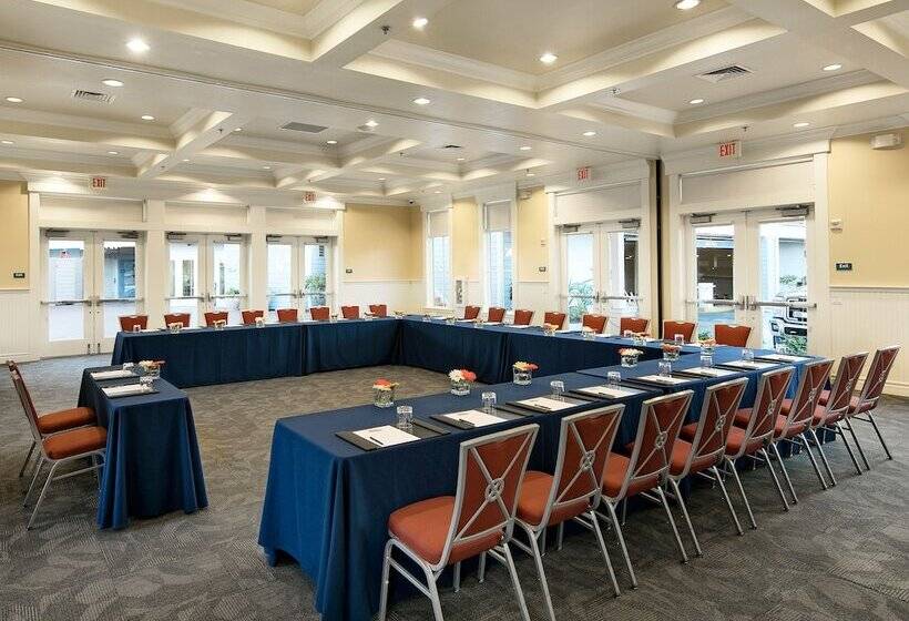 Отель Avila Lighthouse Suites