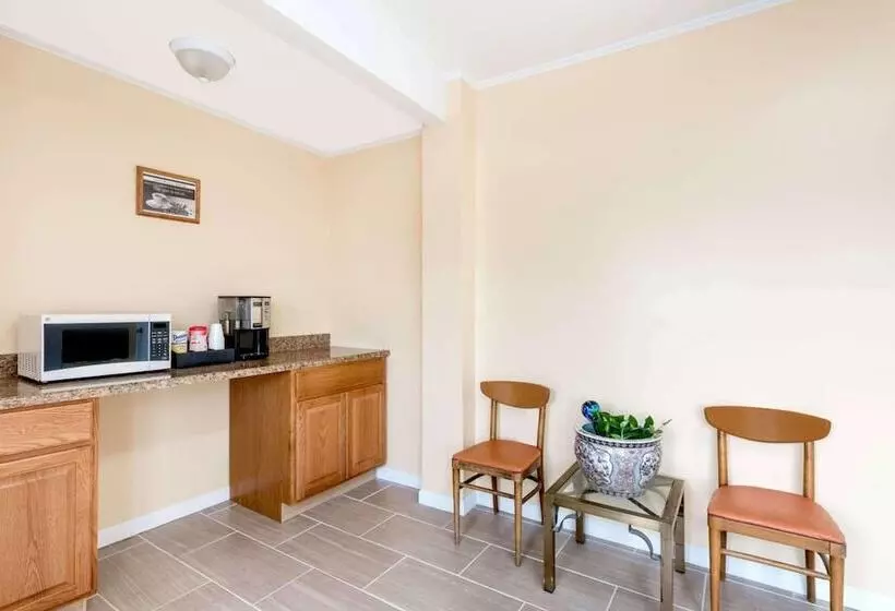 Отель Budget Inn Mifflintown