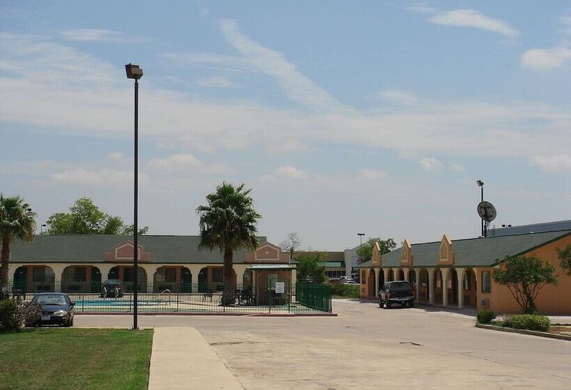 Отель Executive Inn Hondo