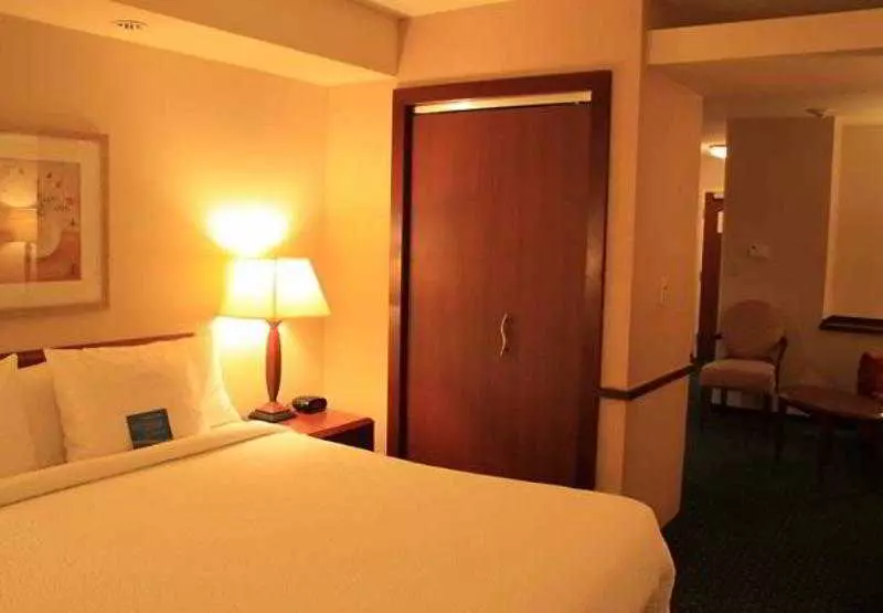 Отель Fairfield Inn & Suites Denton