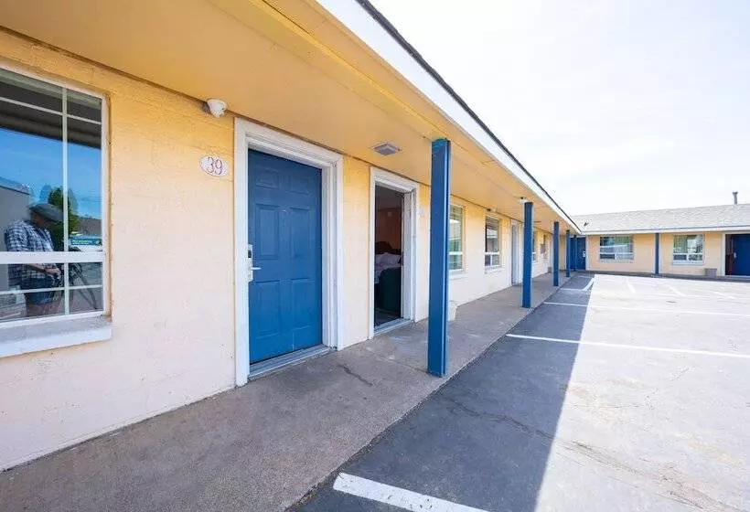 בית מלון כפרי Budget Inn Madras