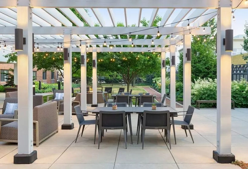 Отель Courtyard By Marriott Madison West / Middleton