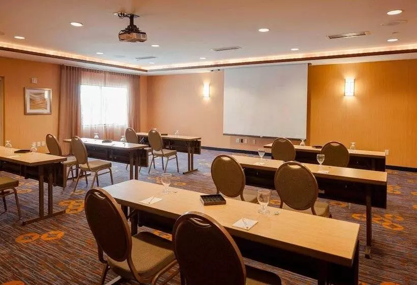 Отель Courtyard By Marriott Madison West / Middleton