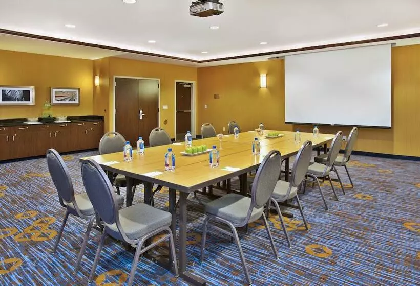 Отель Courtyard By Marriott Madison West / Middleton