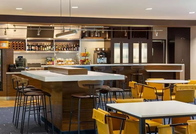 Отель Courtyard By Marriott Madison West / Middleton