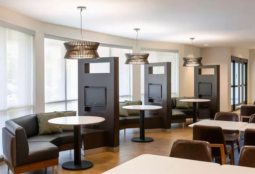 Отель Courtyard By Marriott Madison West / Middleton