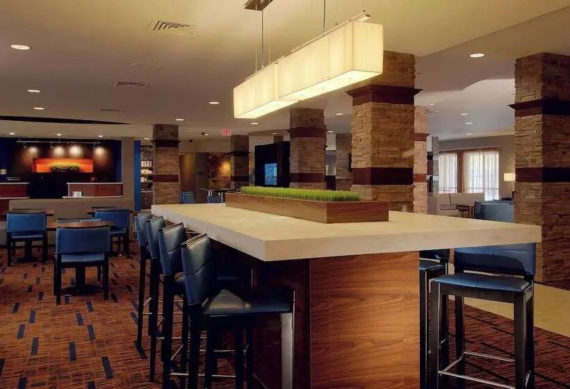Отель Courtyard By Marriott Madison West / Middleton