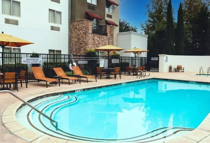 هتل Courtyard By Marriott Paso Robles