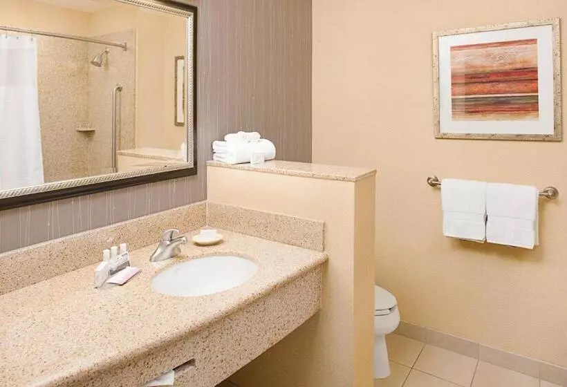 هتل Courtyard By Marriott Paso Robles