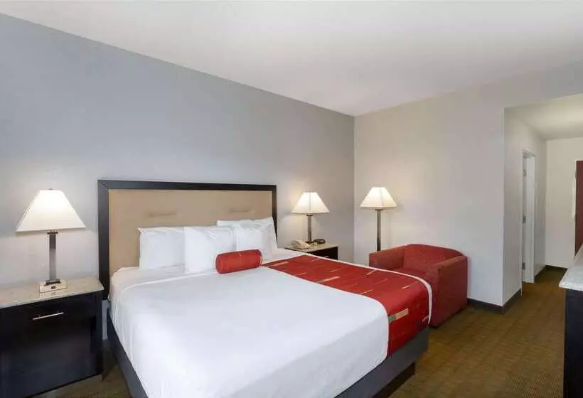 Отель Days Inn & Suites By Wyndham Lakeland