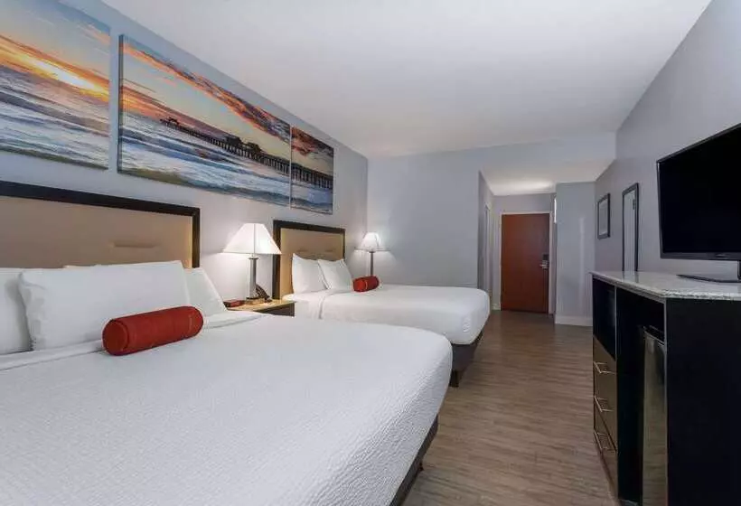 Отель Days Inn & Suites By Wyndham Lakeland