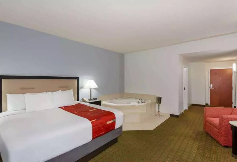 Отель Days Inn & Suites By Wyndham Lakeland