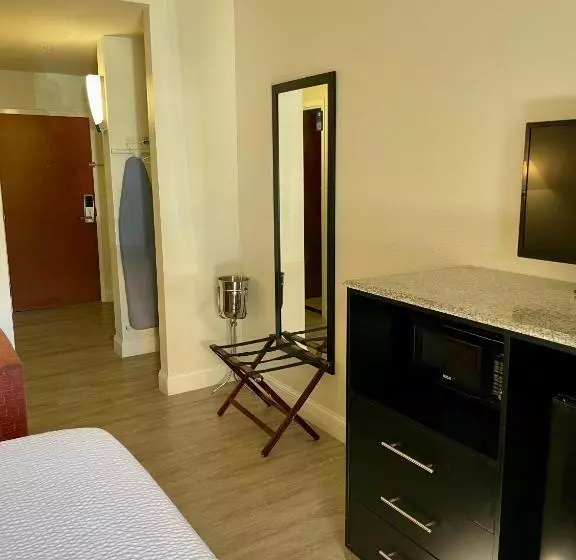 Отель Days Inn & Suites By Wyndham Lakeland