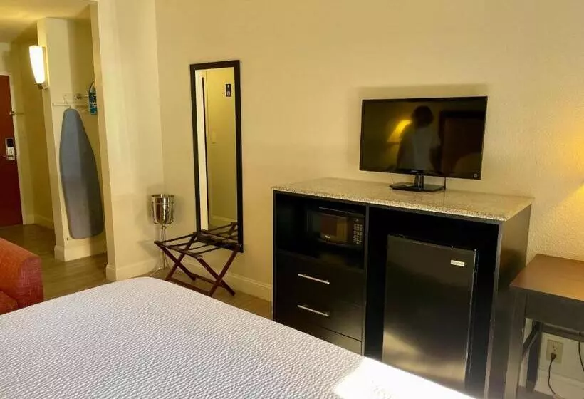 Отель Days Inn & Suites By Wyndham Lakeland