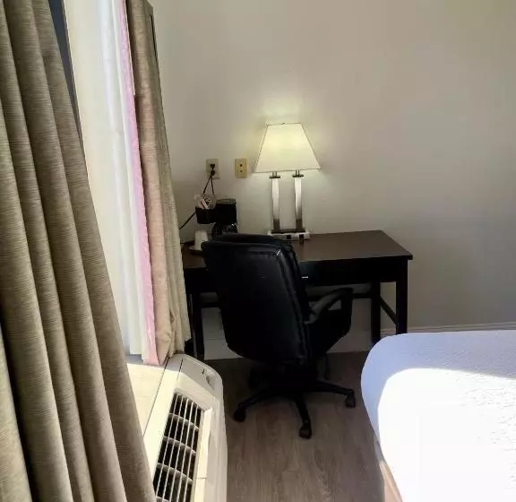 Отель Days Inn & Suites By Wyndham Lakeland