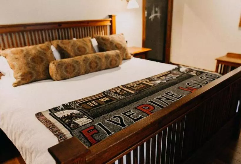 בית מלון כפרי Fivepine Lodge