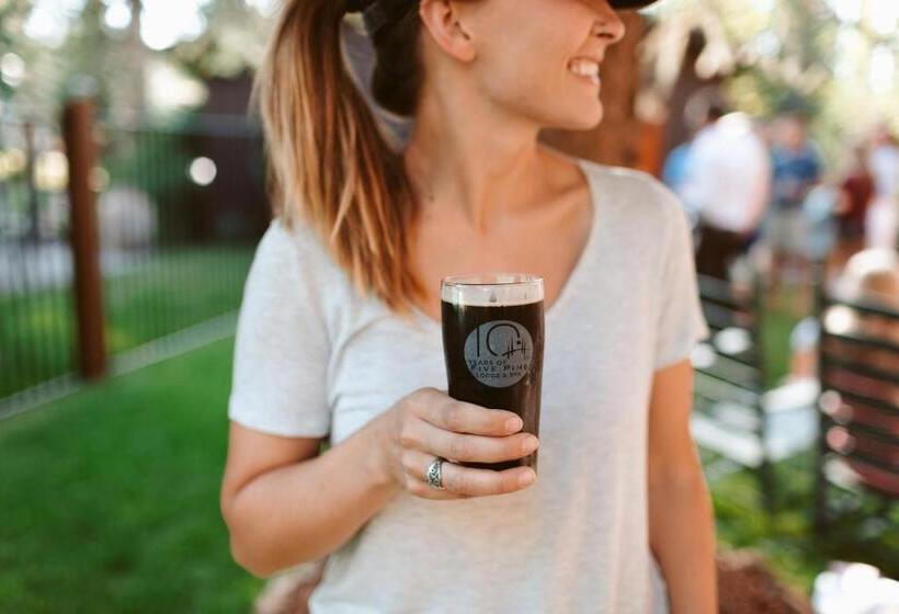 酒店 Fivepine Lodge