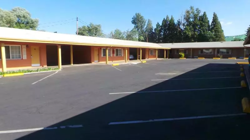 Отель Relax Inn Yreka