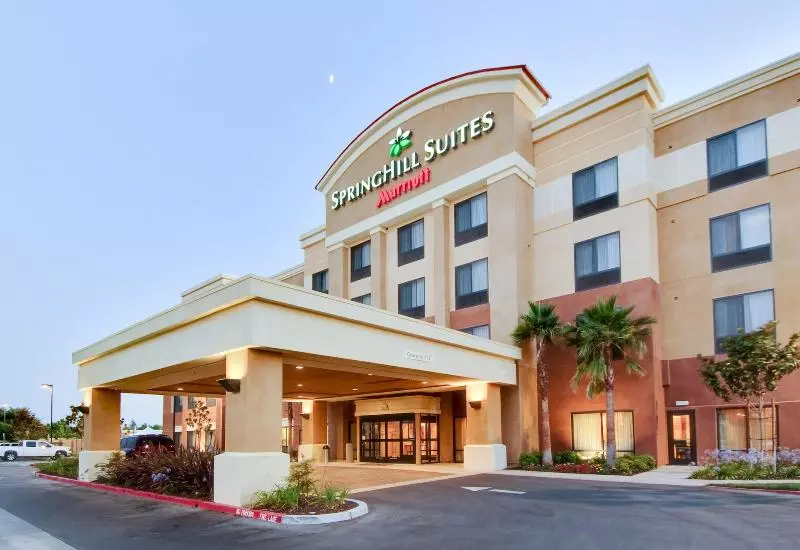 בית מלון כפרי Springhill Suites Fresno