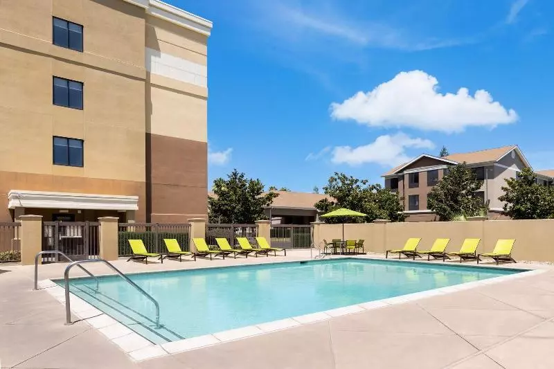 בית מלון כפרי Springhill Suites Fresno