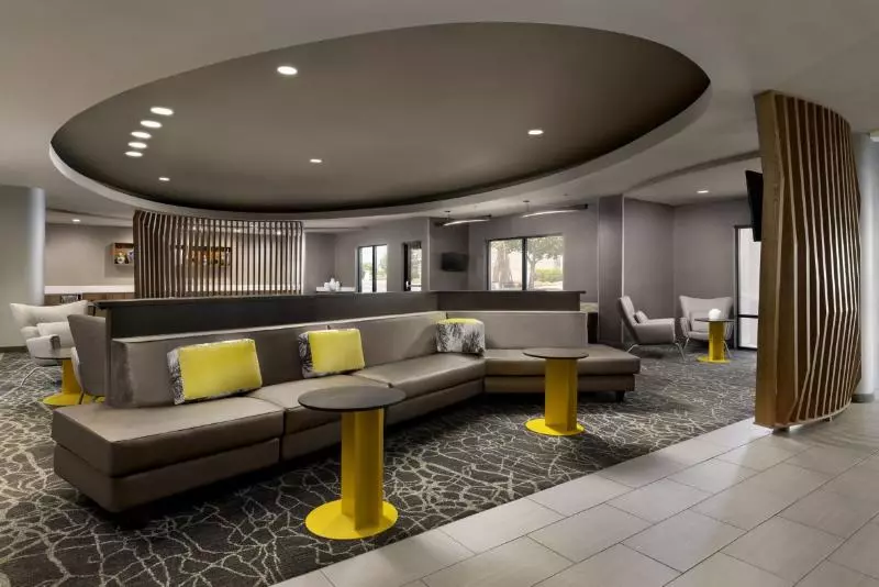 בית מלון כפרי Springhill Suites Fresno