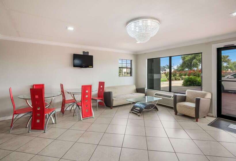בית מלון כפרי Econo Lodge Lake Charles University Area