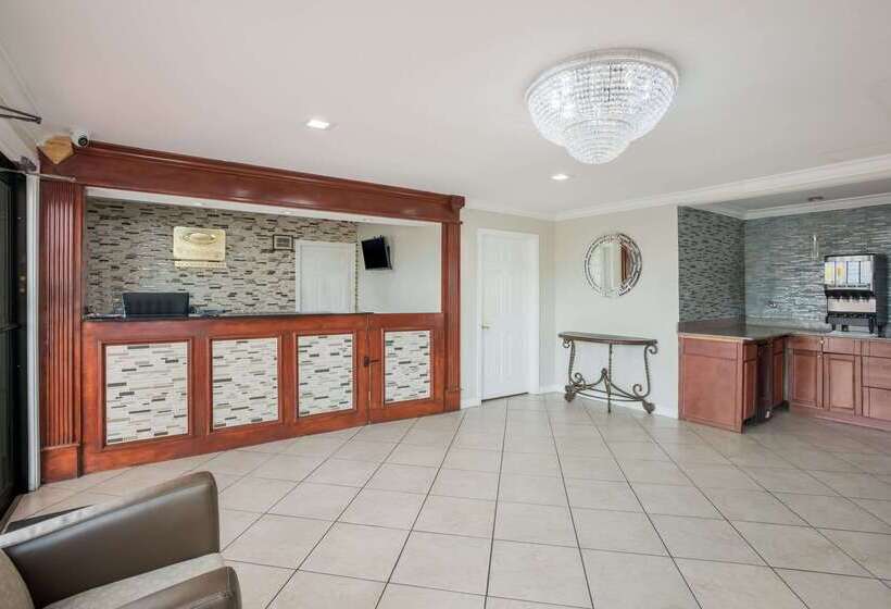 בית מלון כפרי Econo Lodge Lake Charles University Area