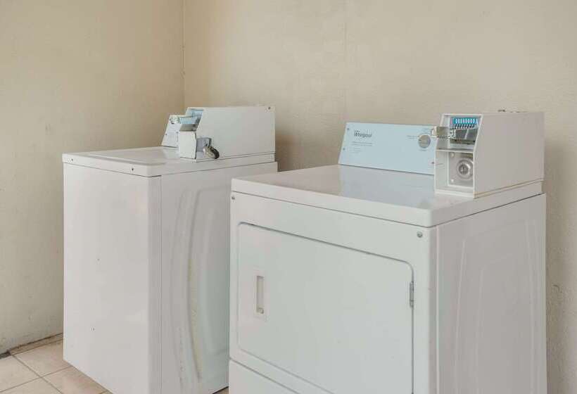 בית מלון כפרי Econo Lodge Lake Charles University Area