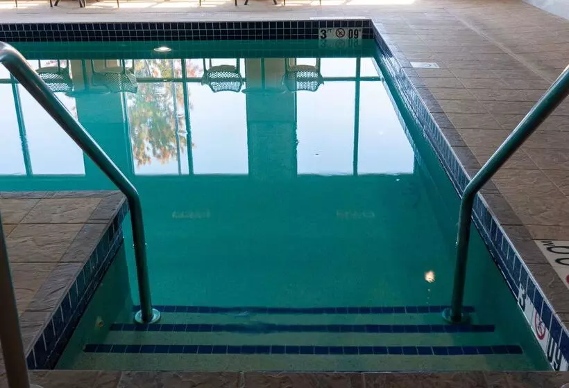 Отель Hampton Inn Elkhorn Lake Geneva Area