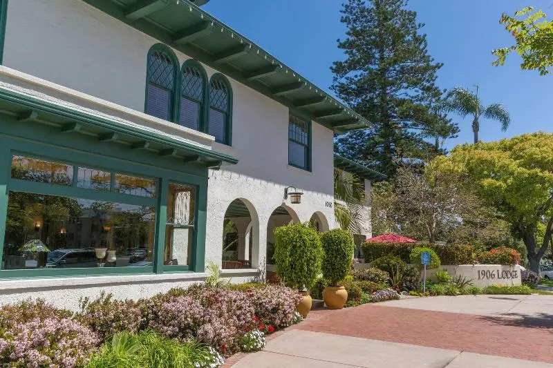 Отель 1906 Lodge