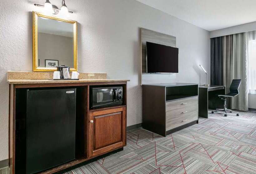 هتل Clarion Pointe Columbusbradley Park