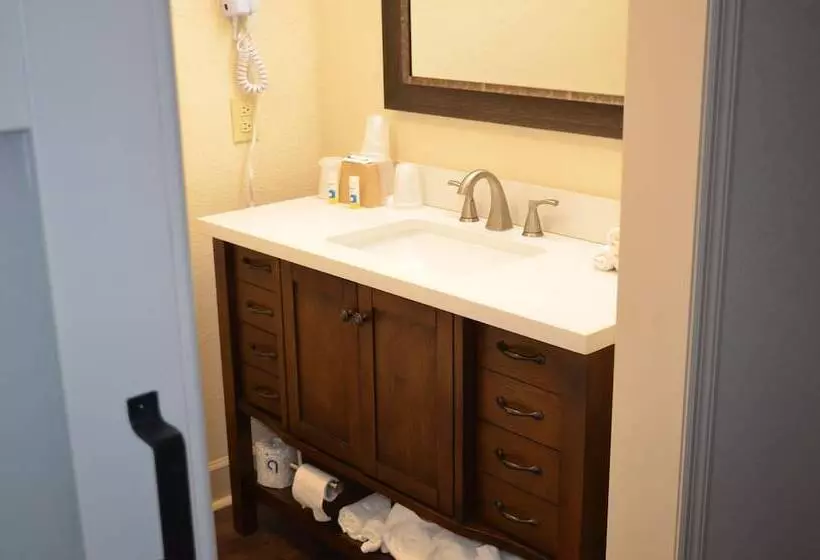 Hotel Brookshire Inn & Suites