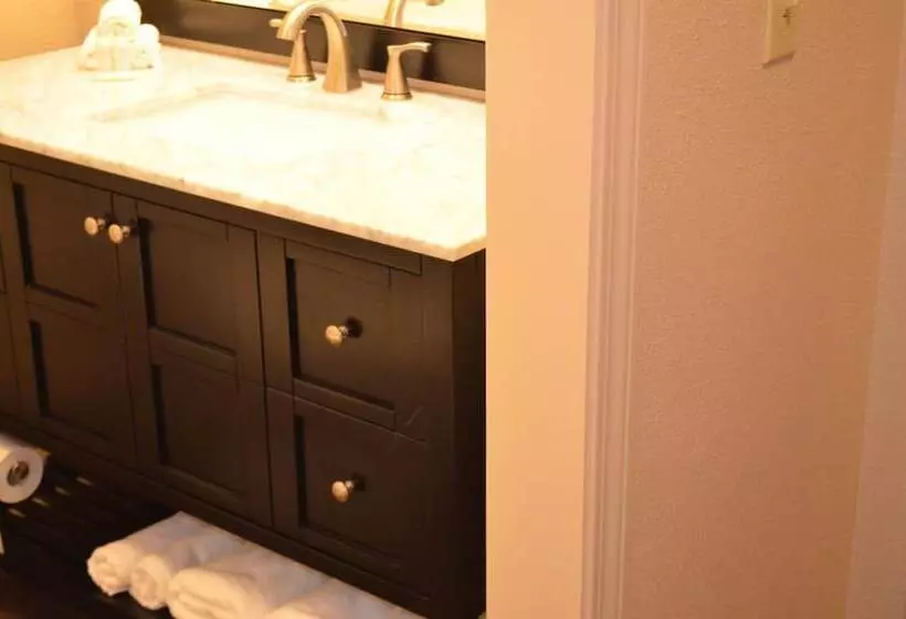 Hotel Brookshire Inn & Suites