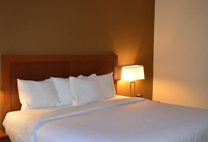 בית מלון כפרי Brookshire Inn & Suites