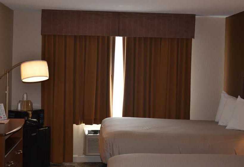 בית מלון כפרי Brookshire Inn & Suites