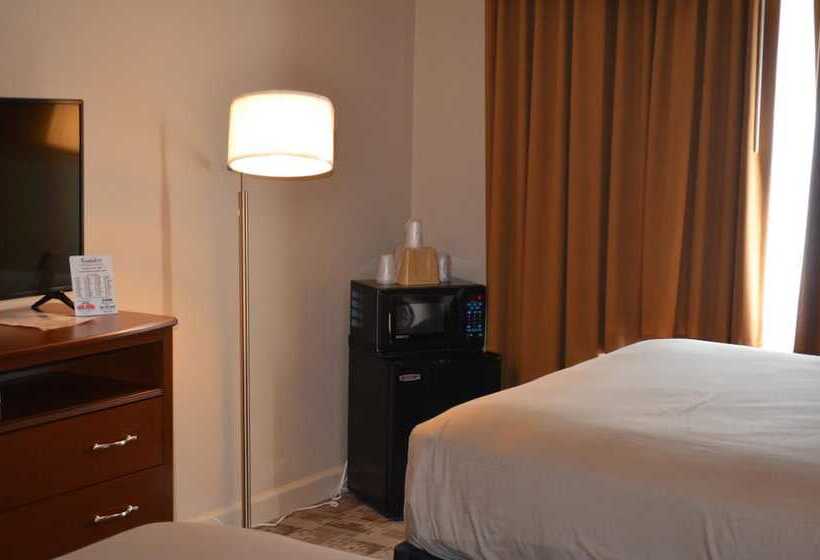 בית מלון כפרי Brookshire Inn & Suites