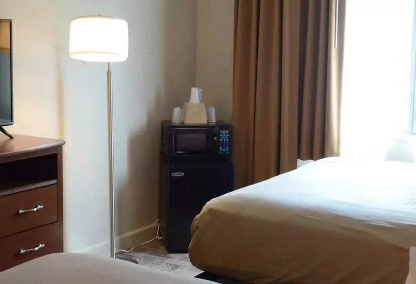 Hotel Brookshire Inn & Suites