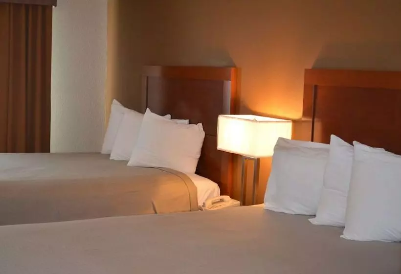 Hotel Brookshire Inn & Suites