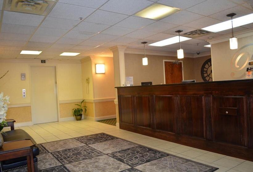 בית מלון כפרי Brookshire Inn & Suites