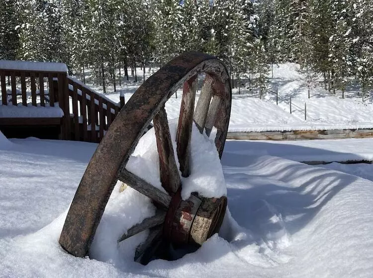 Отель The Lodge At Lolo Hot Springs