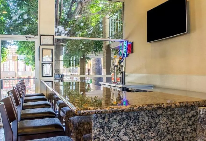 호텔 Ramada By Wyndham Tempe Near Asu