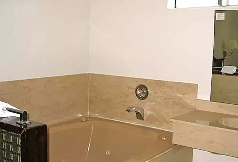 Jamestown Railtown Motel